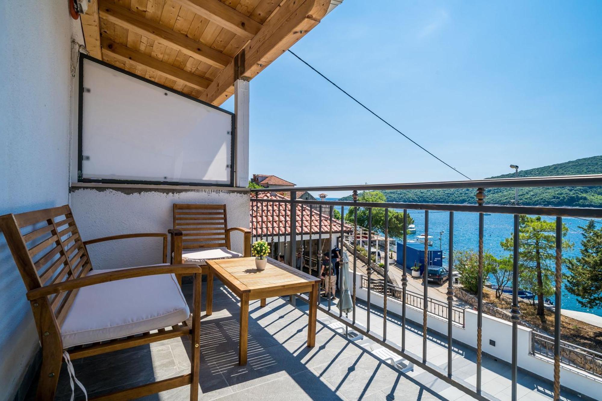 Mata Family Apartments Molunat Exterior photo