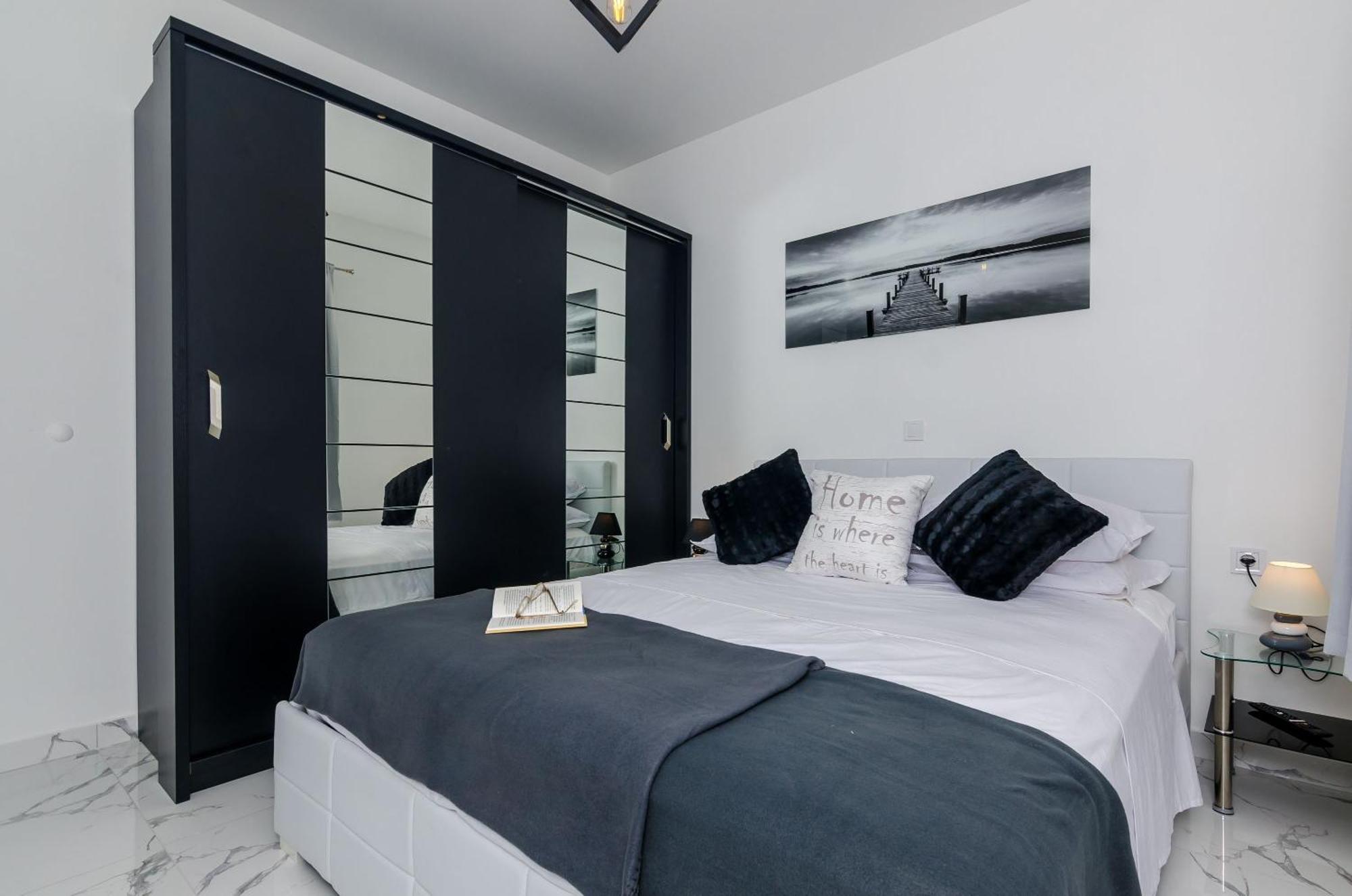 Mata Family Apartments Molunat Exterior photo